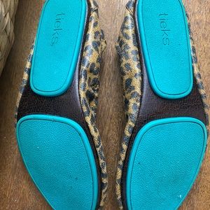 Leopard  tieks size 9 without the box or flower.